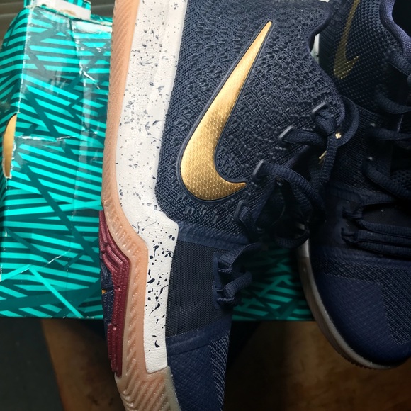 NEW KYRIE  5.5Y - Picture 6 of 7